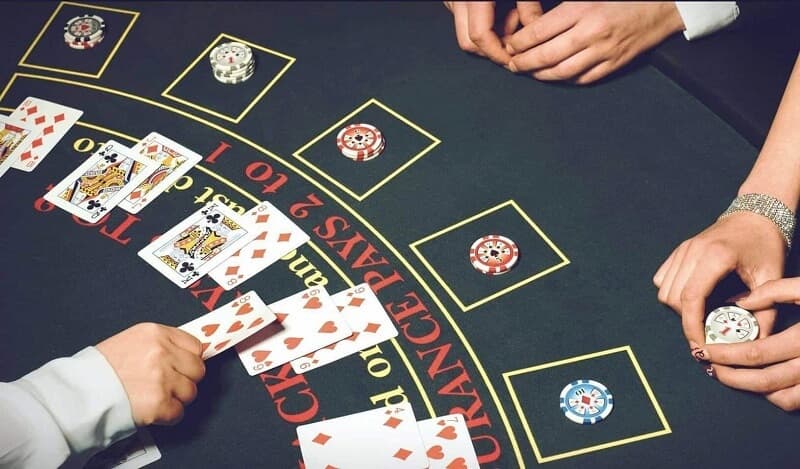Xì dách PQ88: Trải nghiệm game bài Hoàng Gia gay cấn 4 ván bài xì dách đổi thưởng